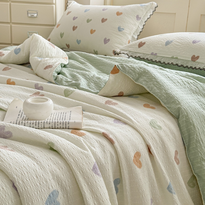 91家纺网 家纺一手货源 找家纺 桔禾家纺 2026新款高克重小清新可爱风泡芙棉全棉镂空花边款夏被四件套夏凉被空调被四件套 马卡龙爱心