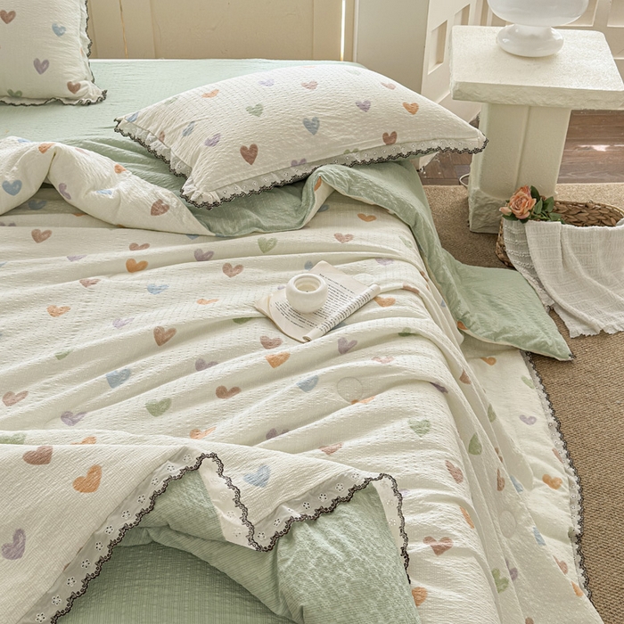 91家纺网 家纺一手货源 找家纺 桔禾家纺 2026新款高克重小清新可爱风泡芙棉全棉镂空花边款夏被四件套夏凉被空调被四件套 马卡龙爱心
