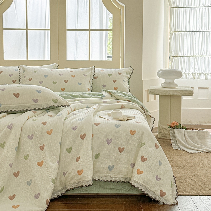 91家纺网 家纺一手货源 找家纺 桔禾家纺 2026新款高克重小清新可爱风泡芙棉全棉镂空花边款夏被四件套夏凉被空调被四件套 马卡龙爱心