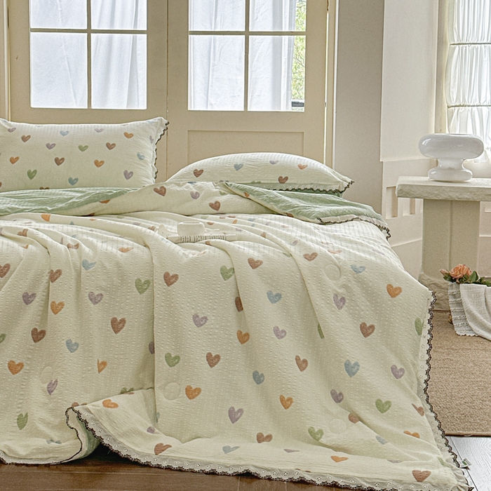 91家纺网 家纺一手货源 找家纺 桔禾家纺 2026新款高克重小清新可爱风泡芙棉全棉镂空花边款夏被四件套夏凉被空调被四件套 马卡龙爱心