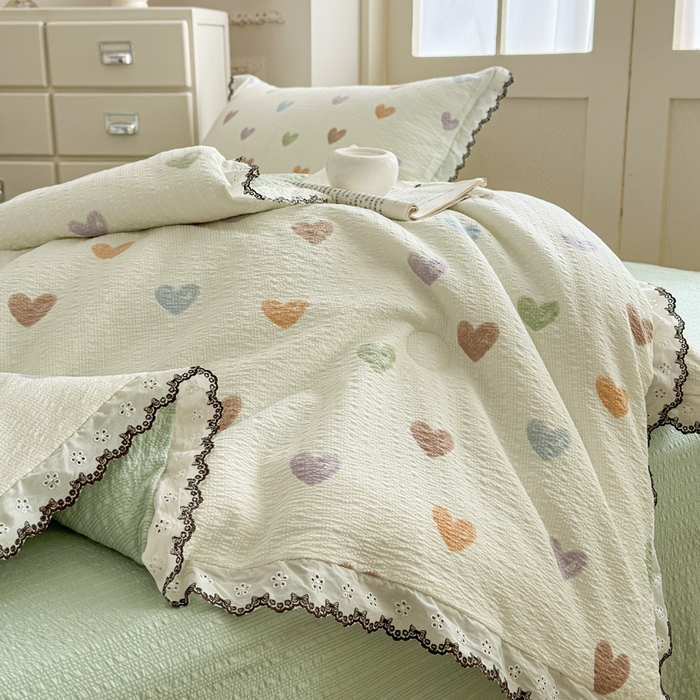 91家纺网 家纺一手货源 找家纺 桔禾家纺 2026新款高克重小清新可爱风泡芙棉全棉镂空花边款夏被四件套夏凉被空调被四件套 马卡龙爱心