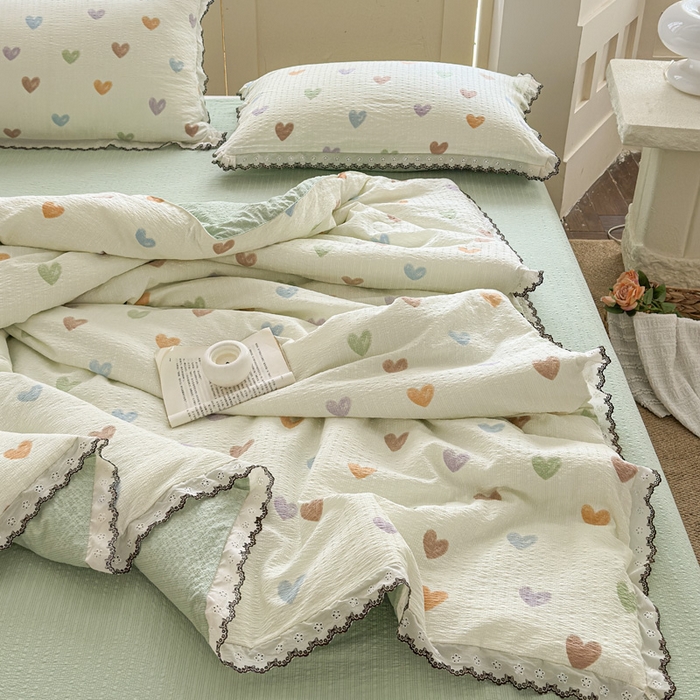 91家纺网 家纺一手货源 找家纺 桔禾家纺 2026新款高克重小清新可爱风泡芙棉全棉镂空花边款夏被四件套夏凉被空调被四件套 马卡龙爱心