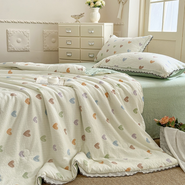 91家纺网 家纺一手货源 找家纺 桔禾家纺 2026新款高克重小清新可爱风泡芙棉全棉镂空花边款夏被四件套夏凉被空调被四件套 马卡龙爱心