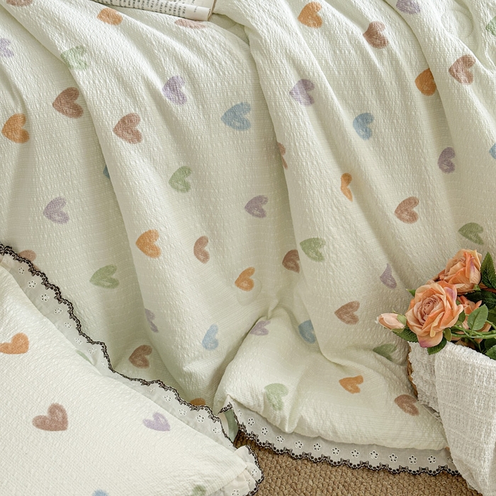 91家纺网 家纺一手货源 找家纺 桔禾家纺 2026新款高克重小清新可爱风泡芙棉全棉镂空花边款夏被四件套夏凉被空调被四件套 马卡龙爱心