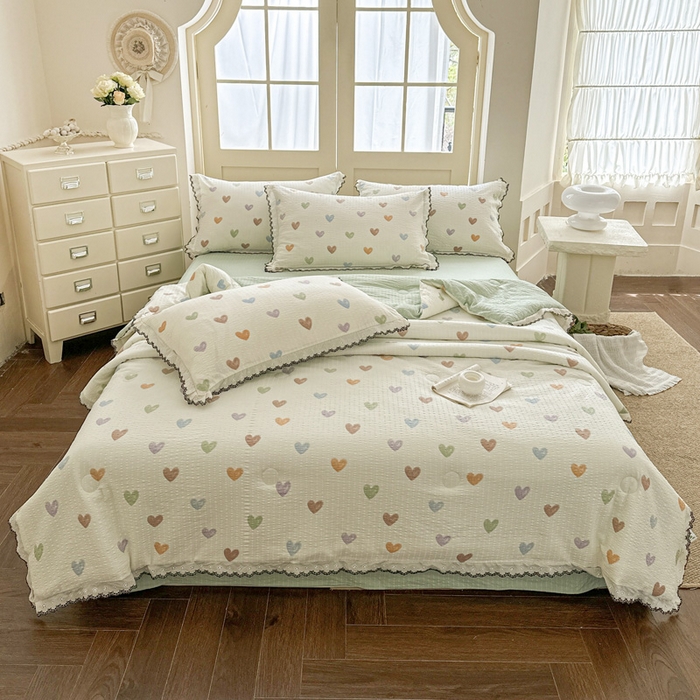 91家纺网 家纺一手货源 找家纺 桔禾家纺 2026新款高克重小清新可爱风泡芙棉全棉镂空花边款夏被四件套夏凉被空调被四件套 马卡龙爱心