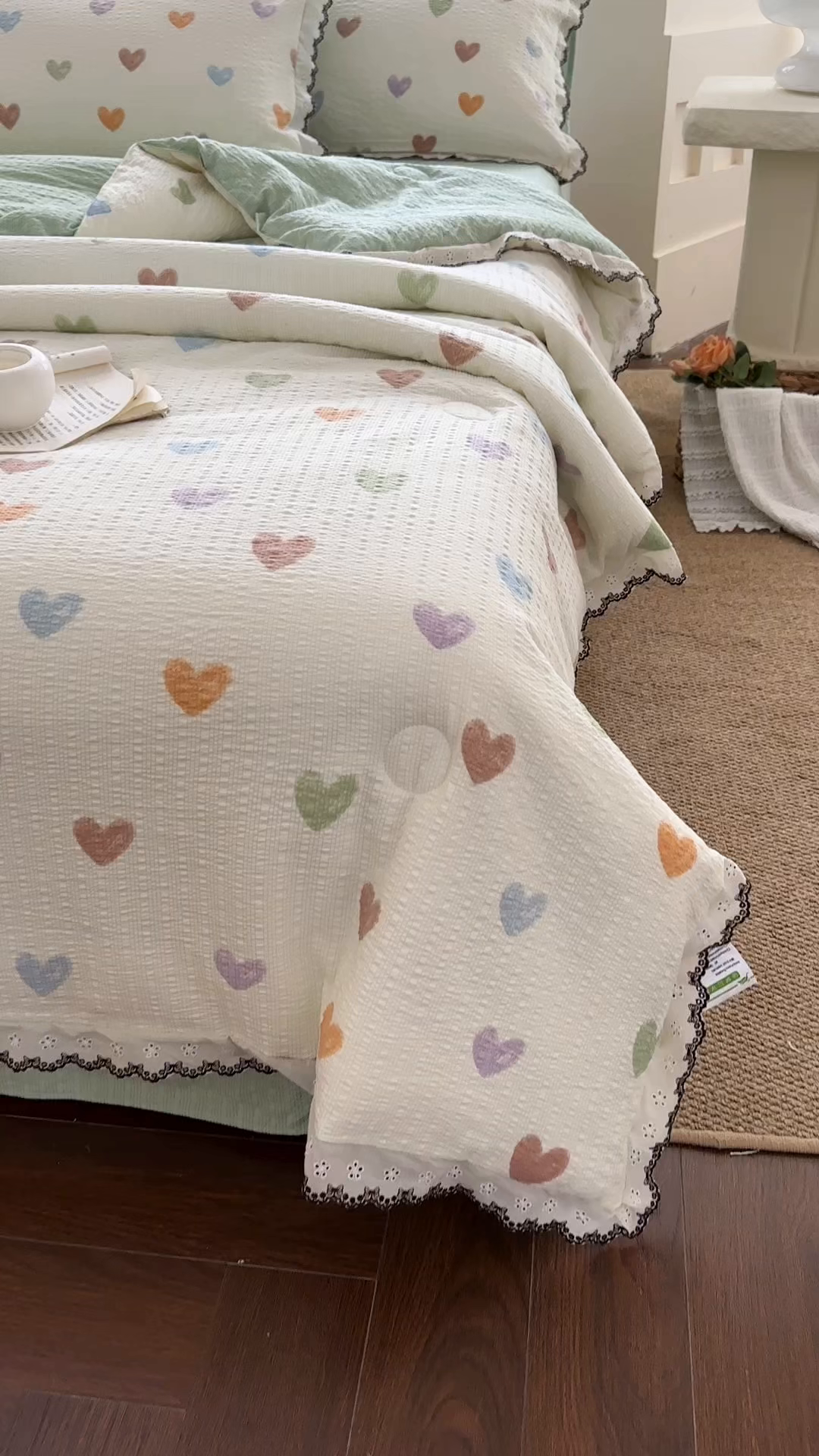 91家纺网 家纺一手货源 找家纺 桔禾家纺 2026新款高克重小清新可爱风泡芙棉全棉镂空花边款夏被四件套夏凉被空调被四件套 马卡龙爱心