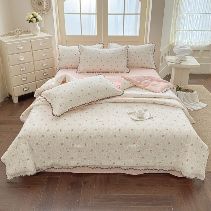 91家纺网 家纺一手货源 找家纺 桔禾家纺 2026新款高克重小清新可爱风泡芙棉全棉镂空花边款夏被四件套夏凉被空调被四件套 美莓果