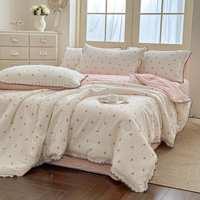 91家纺网 家纺一手货源 找家纺 桔禾家纺 2026新款高克重小清新可爱风泡芙棉全棉镂空花边款夏被四件套夏凉被空调被四件套 美莓果