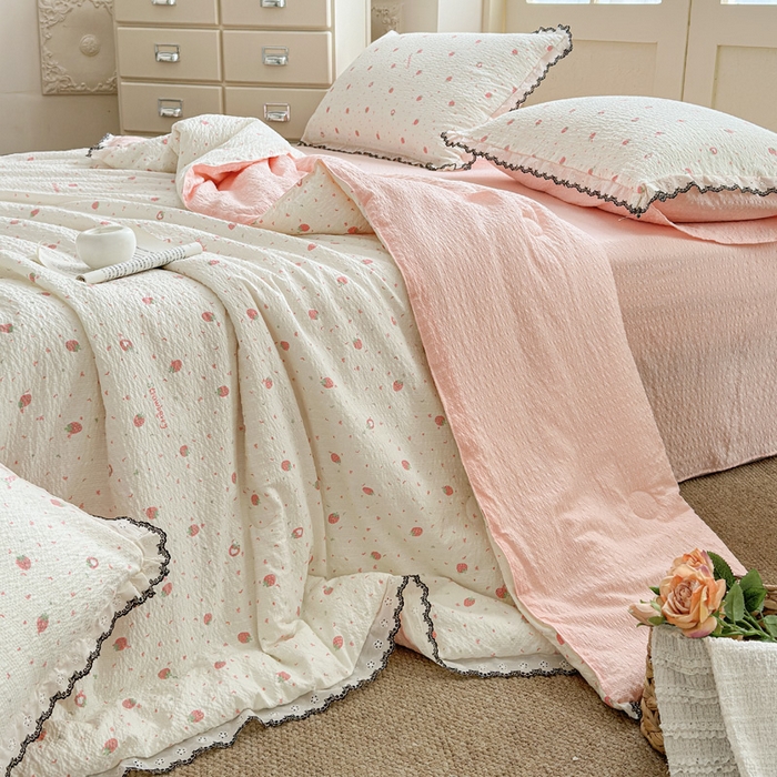 91家纺网 家纺一手货源 找家纺 桔禾家纺 2026新款高克重小清新可爱风泡芙棉全棉镂空花边款夏被四件套夏凉被空调被四件套 美莓果