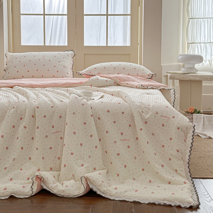 91家纺网 家纺一手货源 找家纺 桔禾家纺 2026新款高克重小清新可爱风泡芙棉全棉镂空花边款夏被四件套夏凉被空调被四件套 美莓果