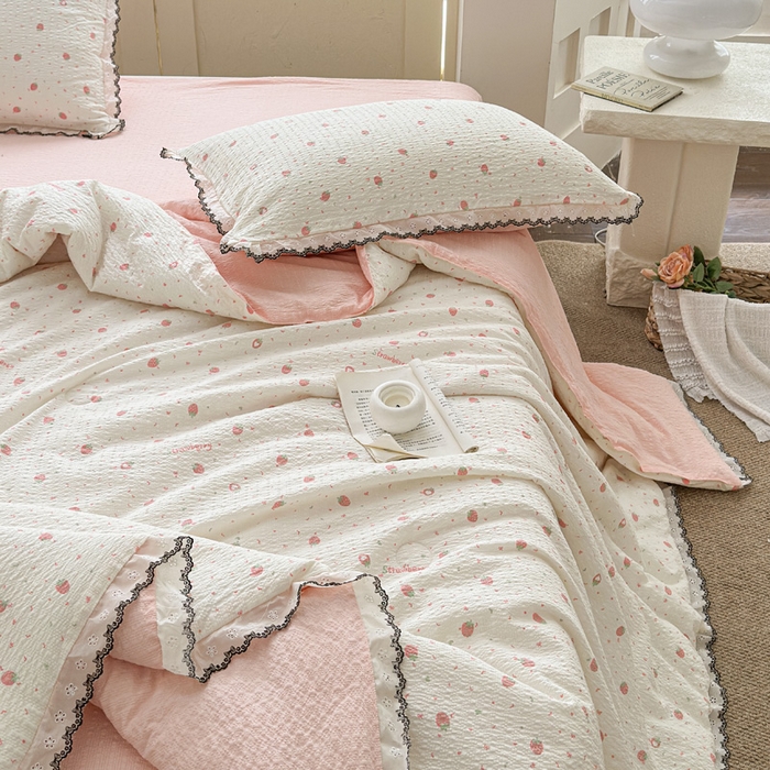 91家纺网 家纺一手货源 找家纺 桔禾家纺 2026新款高克重小清新可爱风泡芙棉全棉镂空花边款夏被四件套夏凉被空调被四件套 美莓果