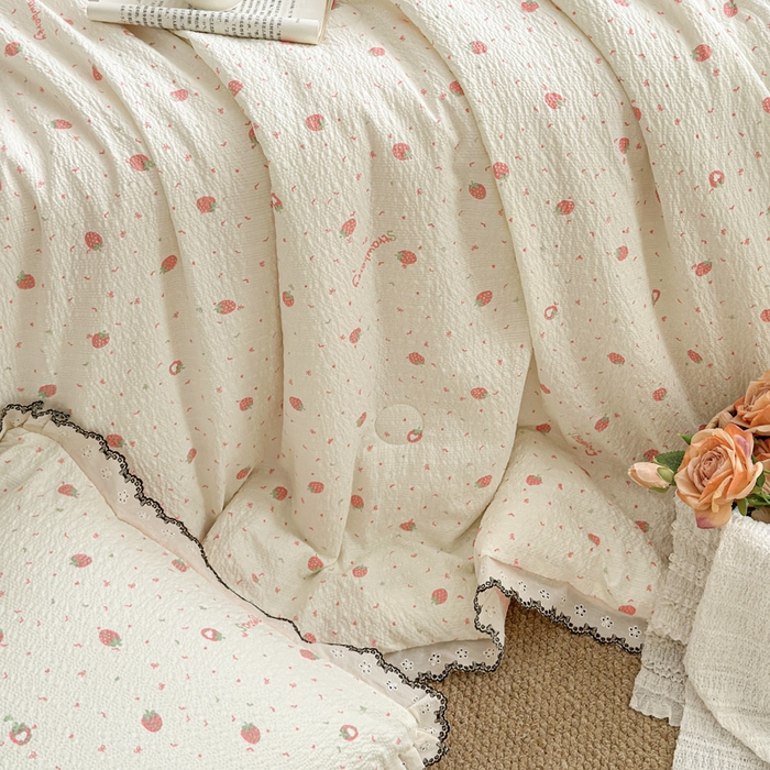 91家纺网 家纺一手货源 找家纺 桔禾家纺 2026新款高克重小清新可爱风泡芙棉全棉镂空花边款夏被四件套夏凉被空调被四件套 美莓果