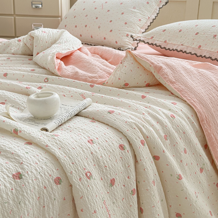 91家纺网 家纺一手货源 找家纺 桔禾家纺 2026新款高克重小清新可爱风泡芙棉全棉镂空花边款夏被四件套夏凉被空调被四件套 美莓果