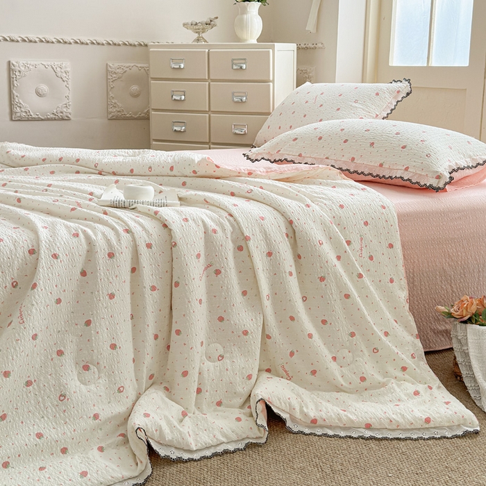 91家纺网 家纺一手货源 找家纺 桔禾家纺 2026新款高克重小清新可爱风泡芙棉全棉镂空花边款夏被四件套夏凉被空调被四件套 美莓果