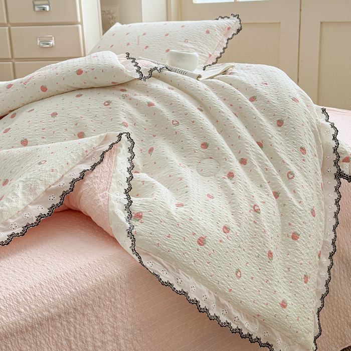 91家纺网 家纺一手货源 找家纺 桔禾家纺 2026新款高克重小清新可爱风泡芙棉全棉镂空花边款夏被四件套夏凉被空调被四件套 美莓果