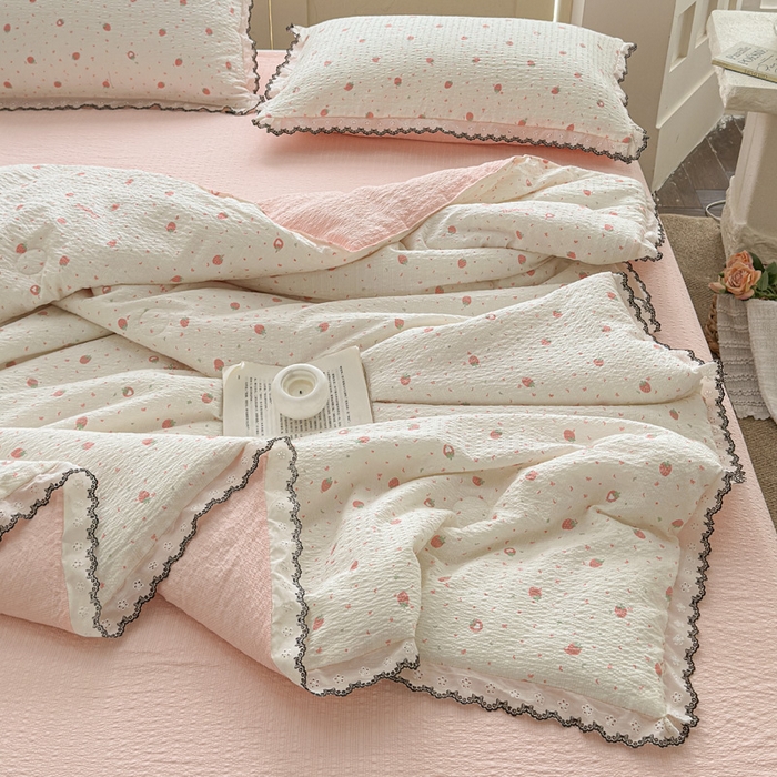 91家纺网 家纺一手货源 找家纺 桔禾家纺 2026新款高克重小清新可爱风泡芙棉全棉镂空花边款夏被四件套夏凉被空调被四件套 美莓果
