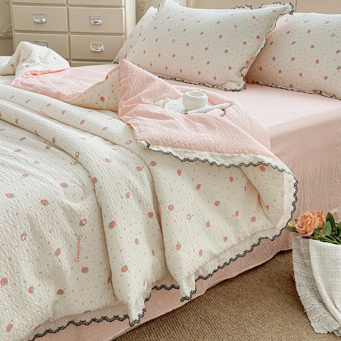 91家纺网 家纺一手货源 找家纺 桔禾家纺 2026新款高克重小清新可爱风泡芙棉全棉镂空花边款夏被四件套夏凉被空调被四件套 美莓果