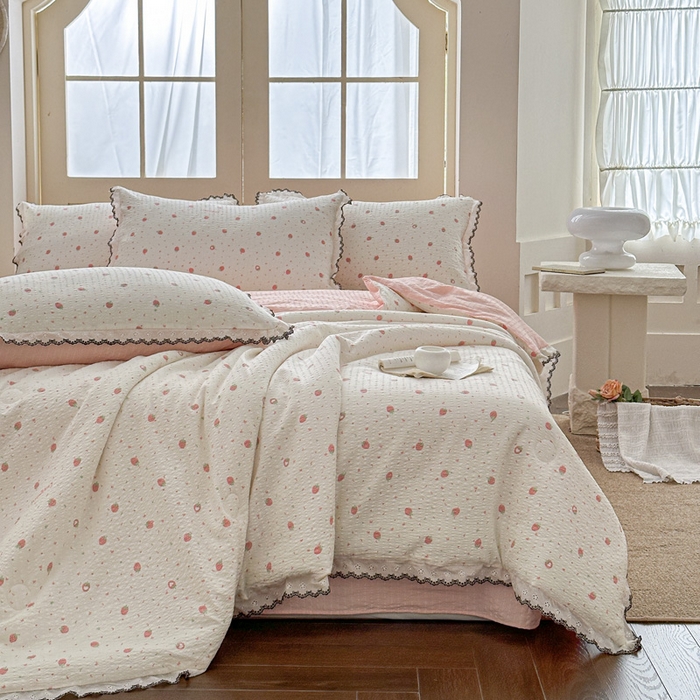 91家纺网 家纺一手货源 找家纺 桔禾家纺 2026新款高克重小清新可爱风泡芙棉全棉镂空花边款夏被四件套夏凉被空调被四件套 美莓果