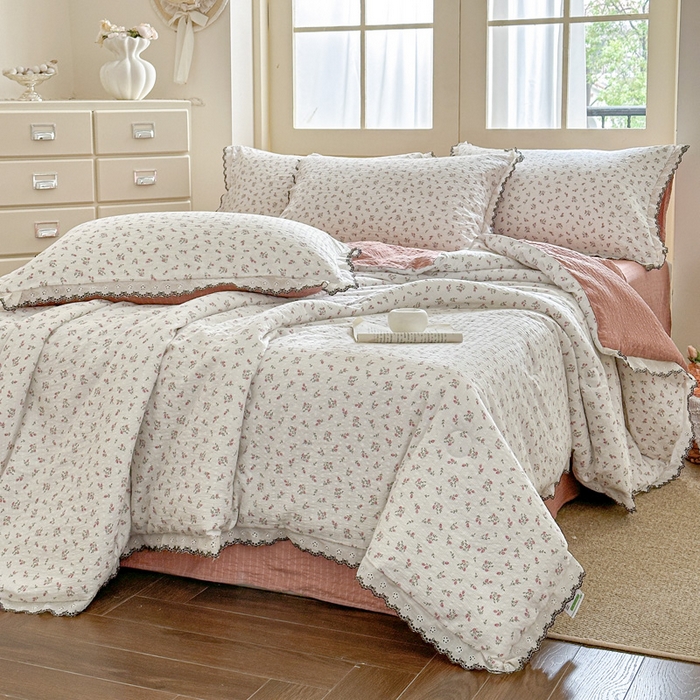 91家纺网 家纺一手货源 找家纺 桔禾家纺 2026新款高克重小清新可爱风泡芙棉全棉镂空花边款夏被四件套夏凉被空调被四件套 迷迭香