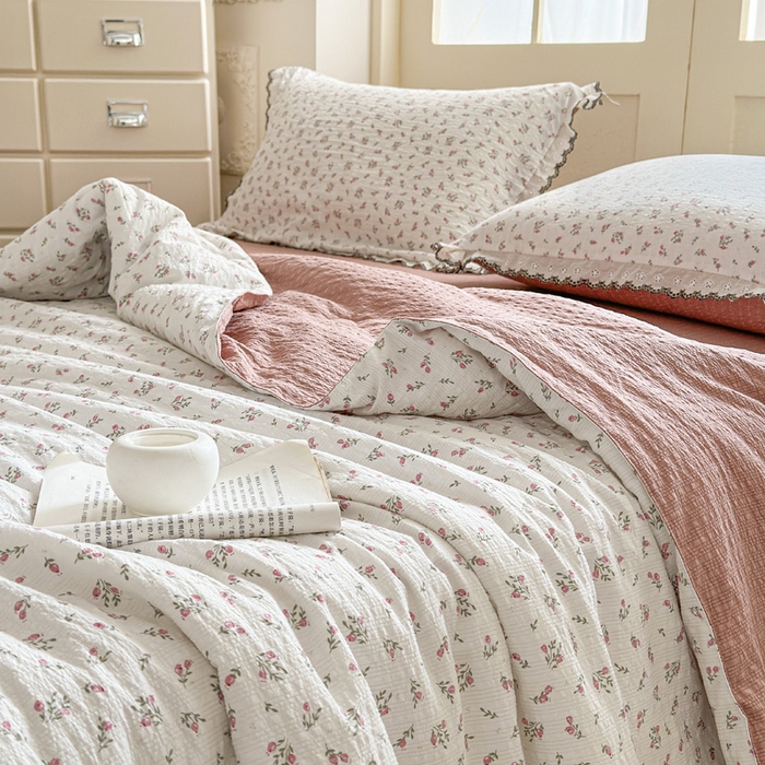 91家纺网 家纺一手货源 找家纺 桔禾家纺 2026新款高克重小清新可爱风泡芙棉全棉镂空花边款夏被四件套夏凉被空调被四件套 迷迭香