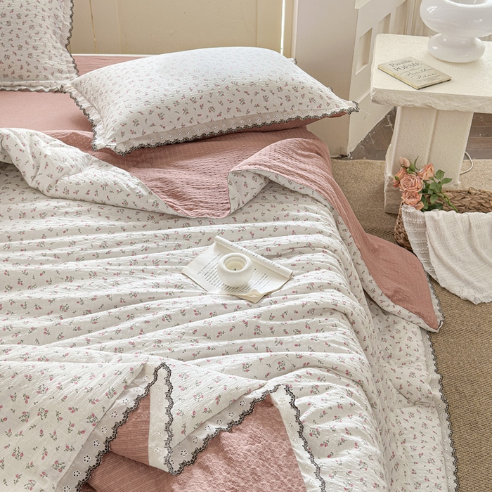 91家纺网 家纺一手货源 找家纺 桔禾家纺 2026新款高克重小清新可爱风泡芙棉全棉镂空花边款夏被四件套夏凉被空调被四件套 迷迭香