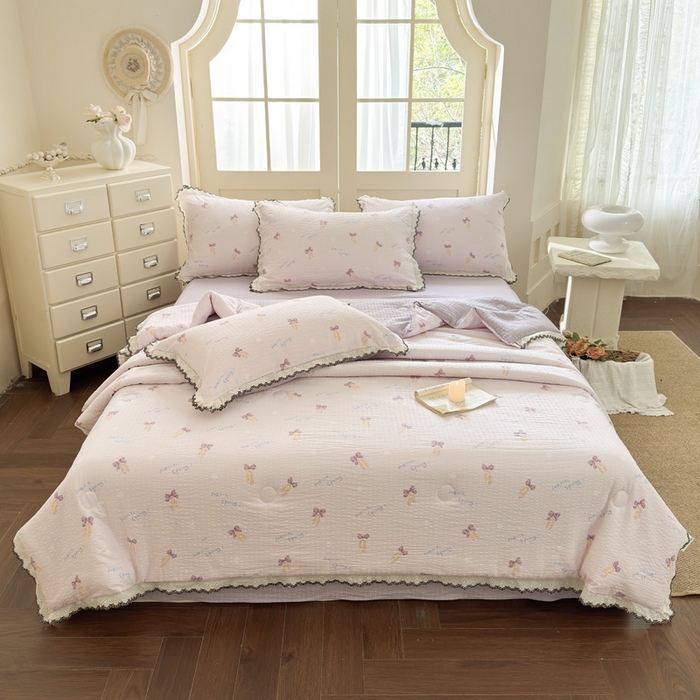 91家纺网 家纺一手货源 找家纺 桔禾家纺 2026新款高克重小清新可爱风泡芙棉全棉镂空花边款夏被四件套夏凉被空调被四件套 清甜印记