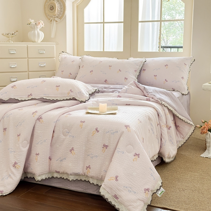 91家纺网 家纺一手货源 找家纺 桔禾家纺 2026新款高克重小清新可爱风泡芙棉全棉镂空花边款夏被四件套夏凉被空调被四件套 清甜印记