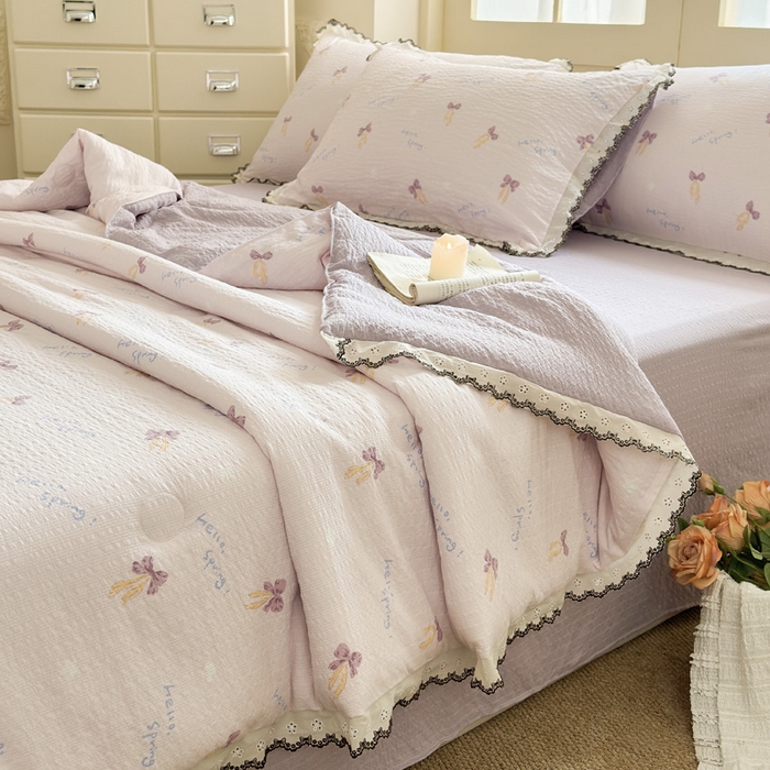 91家纺网 家纺一手货源 找家纺 桔禾家纺 2026新款高克重小清新可爱风泡芙棉全棉镂空花边款夏被四件套夏凉被空调被四件套 清甜印记