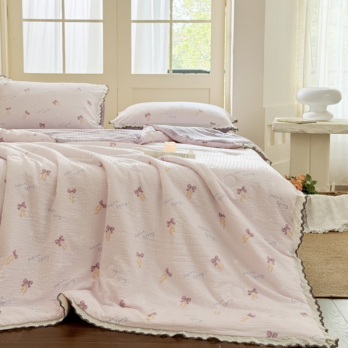 91家纺网 家纺一手货源 找家纺 桔禾家纺 2026新款高克重小清新可爱风泡芙棉全棉镂空花边款夏被四件套夏凉被空调被四件套 清甜印记