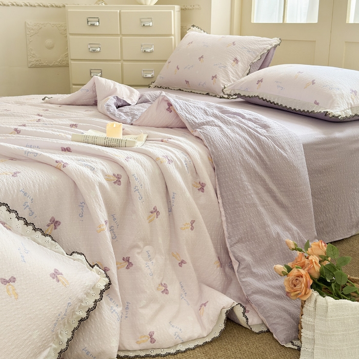 91家纺网 家纺一手货源 找家纺 桔禾家纺 2026新款高克重小清新可爱风泡芙棉全棉镂空花边款夏被四件套夏凉被空调被四件套 清甜印记