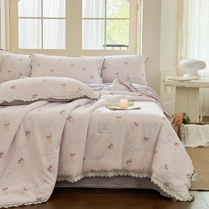 91家纺网 家纺一手货源 找家纺 桔禾家纺 2026新款高克重小清新可爱风泡芙棉全棉镂空花边款夏被四件套夏凉被空调被四件套 清甜印记