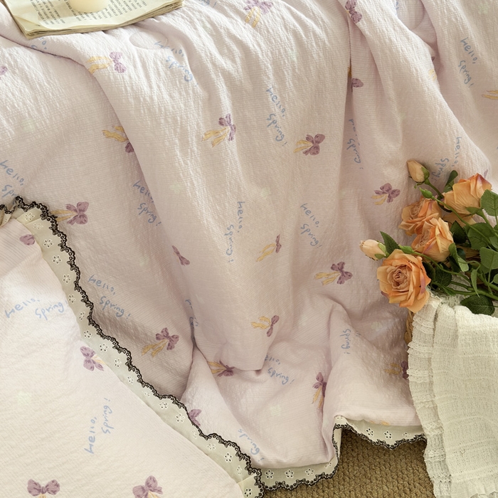 91家纺网 家纺一手货源 找家纺 桔禾家纺 2026新款高克重小清新可爱风泡芙棉全棉镂空花边款夏被四件套夏凉被空调被四件套 清甜印记