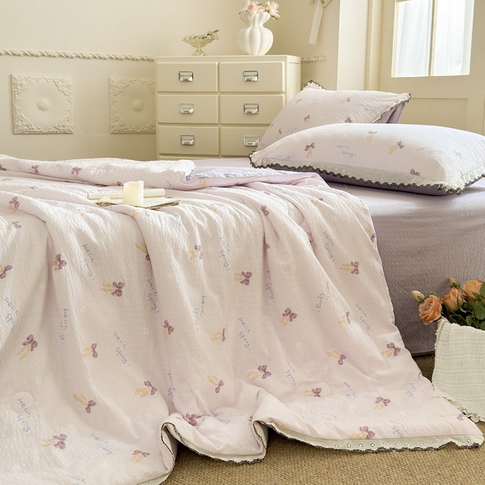 91家纺网 家纺一手货源 找家纺 桔禾家纺 2026新款高克重小清新可爱风泡芙棉全棉镂空花边款夏被四件套夏凉被空调被四件套 清甜印记