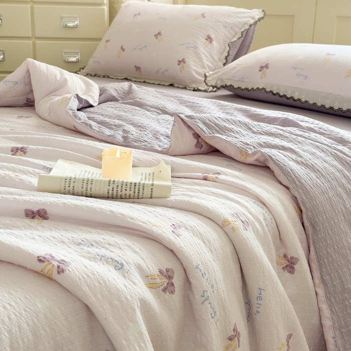 91家纺网 家纺一手货源 找家纺 桔禾家纺 2026新款高克重小清新可爱风泡芙棉全棉镂空花边款夏被四件套夏凉被空调被四件套 清甜印记