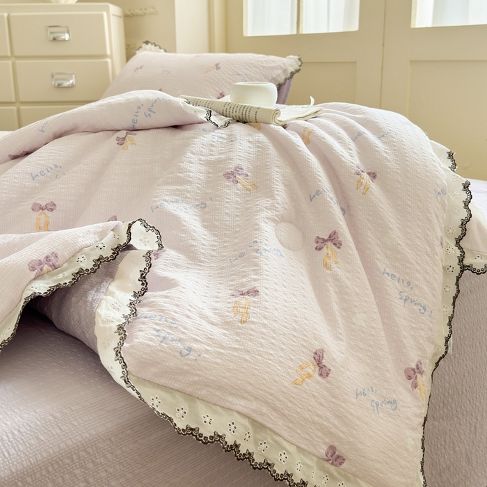 91家纺网 家纺一手货源 找家纺 桔禾家纺 2026新款高克重小清新可爱风泡芙棉全棉镂空花边款夏被四件套夏凉被空调被四件套 清甜印记