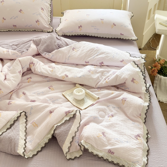 91家纺网 家纺一手货源 找家纺 桔禾家纺 2026新款高克重小清新可爱风泡芙棉全棉镂空花边款夏被四件套夏凉被空调被四件套 清甜印记