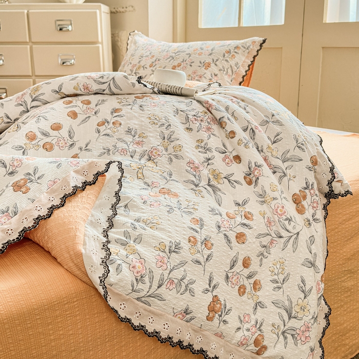 91家纺网 家纺一手货源 找家纺 桔禾家纺 2026新款高克重小清新可爱风泡芙棉全棉镂空花边款夏被四件套夏凉被空调被四件套 石榴花开