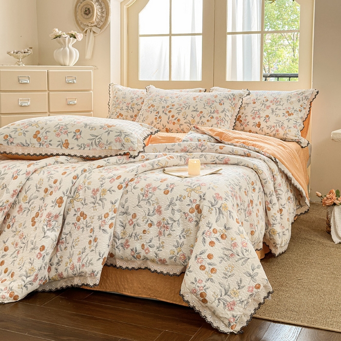 91家纺网 家纺一手货源 找家纺 桔禾家纺 2026新款高克重小清新可爱风泡芙棉全棉镂空花边款夏被四件套夏凉被空调被四件套 石榴花开