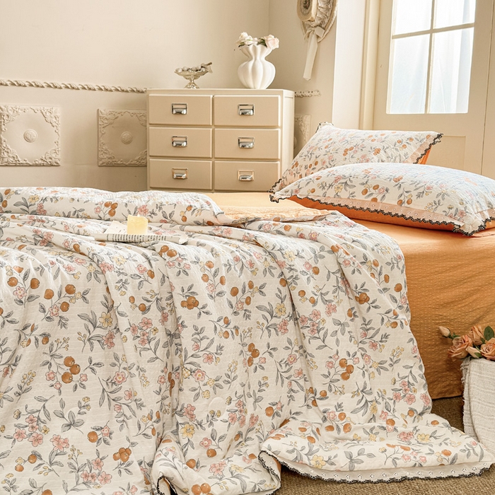 91家纺网 家纺一手货源 找家纺 桔禾家纺 2026新款高克重小清新可爱风泡芙棉全棉镂空花边款夏被四件套夏凉被空调被四件套 石榴花开