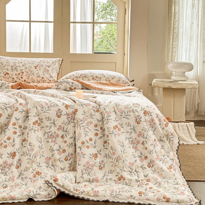 91家纺网 家纺一手货源 找家纺 桔禾家纺 2026新款高克重小清新可爱风泡芙棉全棉镂空花边款夏被四件套夏凉被空调被四件套 石榴花开