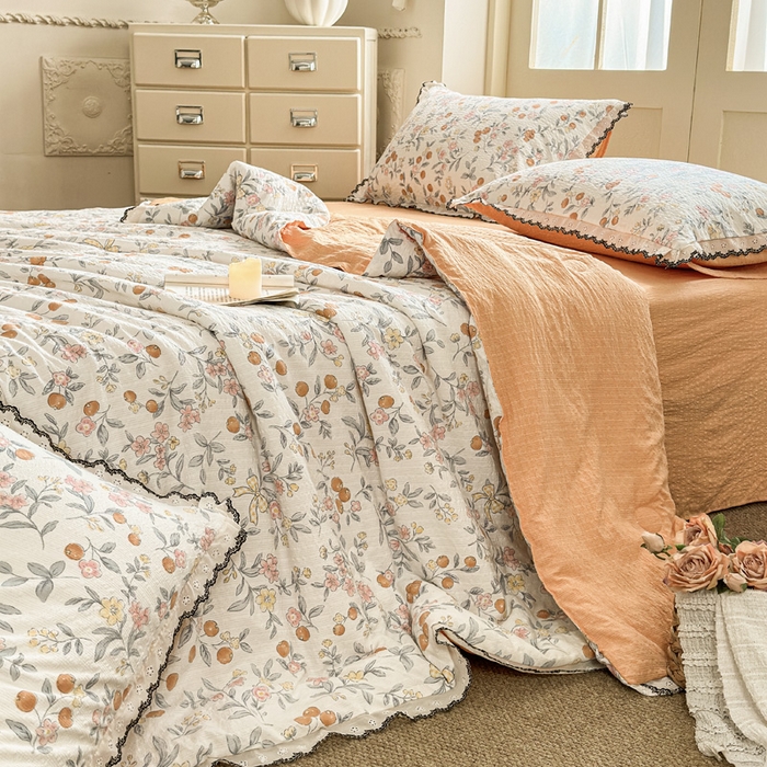 91家纺网 家纺一手货源 找家纺 桔禾家纺 2026新款高克重小清新可爱风泡芙棉全棉镂空花边款夏被四件套夏凉被空调被四件套 石榴花开