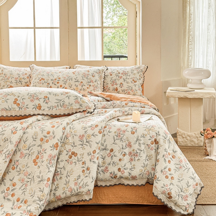 91家纺网 家纺一手货源 找家纺 桔禾家纺 2026新款高克重小清新可爱风泡芙棉全棉镂空花边款夏被四件套夏凉被空调被四件套 石榴花开