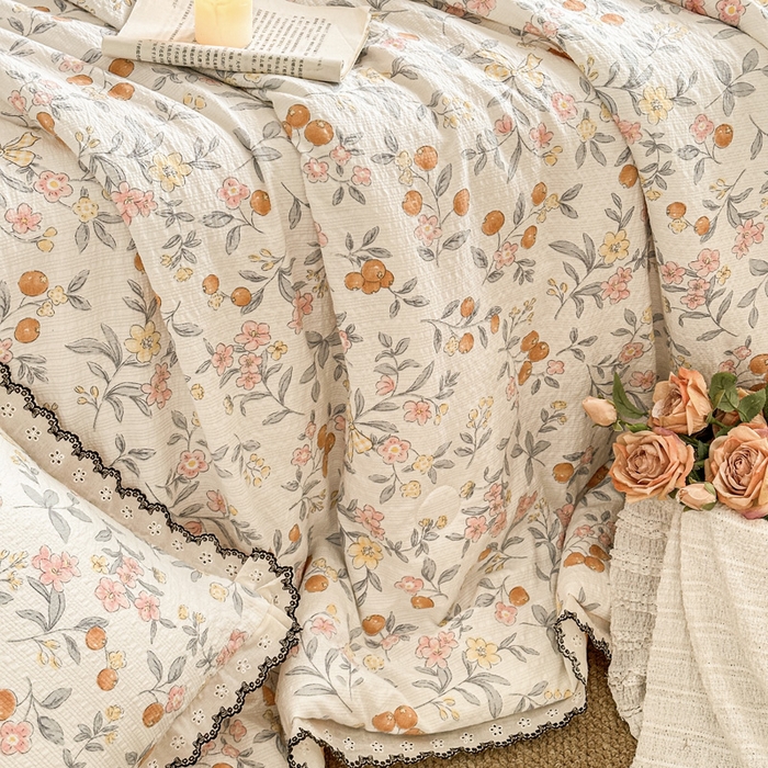 91家纺网 家纺一手货源 找家纺 桔禾家纺 2026新款高克重小清新可爱风泡芙棉全棉镂空花边款夏被四件套夏凉被空调被四件套 石榴花开