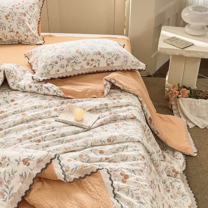 91家纺网 家纺一手货源 找家纺 桔禾家纺 2026新款高克重小清新可爱风泡芙棉全棉镂空花边款夏被四件套夏凉被空调被四件套 石榴花开