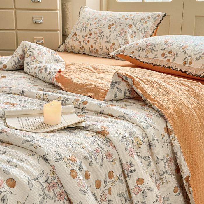 91家纺网 家纺一手货源 找家纺 桔禾家纺 2026新款高克重小清新可爱风泡芙棉全棉镂空花边款夏被四件套夏凉被空调被四件套 石榴花开