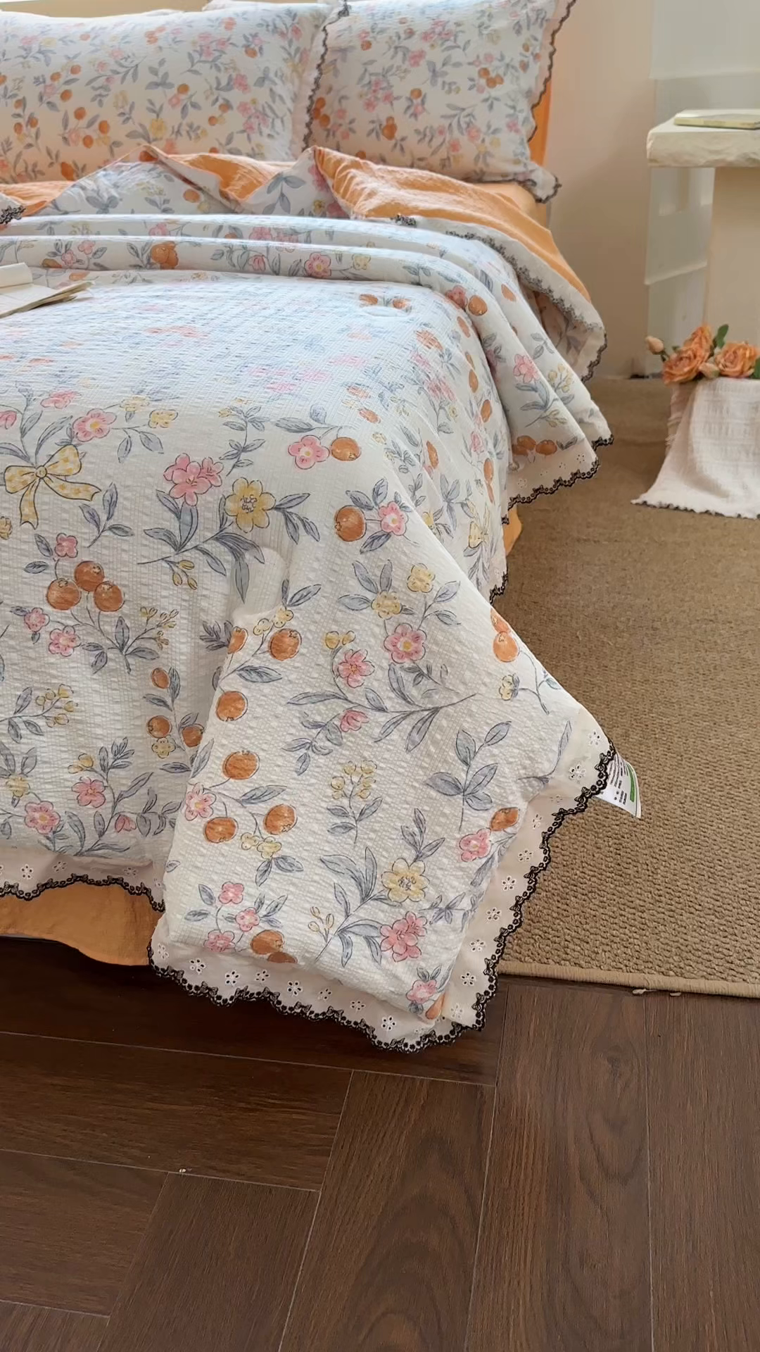 91家纺网 家纺一手货源 找家纺 桔禾家纺 2026新款高克重小清新可爱风泡芙棉全棉镂空花边款夏被四件套夏凉被空调被四件套 石榴花开