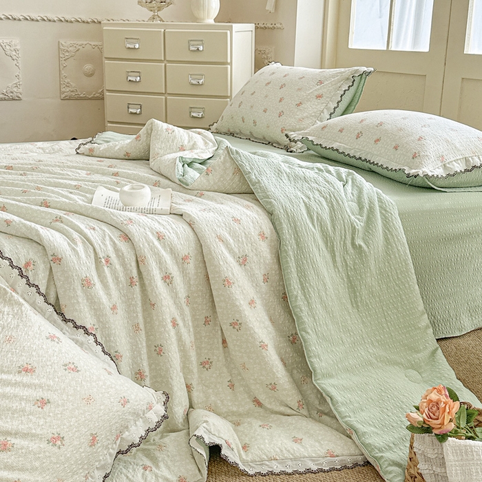 91家纺网 家纺一手货源 找家纺 桔禾家纺 2026新款高克重小清新可爱风泡芙棉全棉镂空花边款夏被四件套夏凉被空调被四件套 碎花集