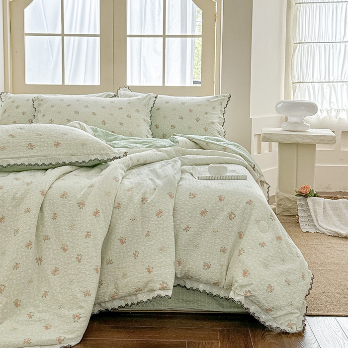 91家纺网 家纺一手货源 找家纺 桔禾家纺 2026新款高克重小清新可爱风泡芙棉全棉镂空花边款夏被四件套夏凉被空调被四件套 碎花集