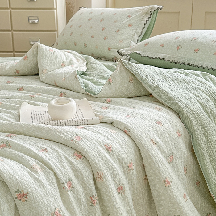 91家纺网 家纺一手货源 找家纺 桔禾家纺 2026新款高克重小清新可爱风泡芙棉全棉镂空花边款夏被四件套夏凉被空调被四件套 碎花集