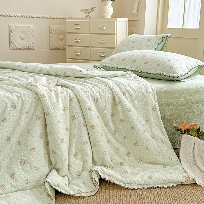 91家纺网 家纺一手货源 找家纺 桔禾家纺 2026新款高克重小清新可爱风泡芙棉全棉镂空花边款夏被四件套夏凉被空调被四件套 碎花集